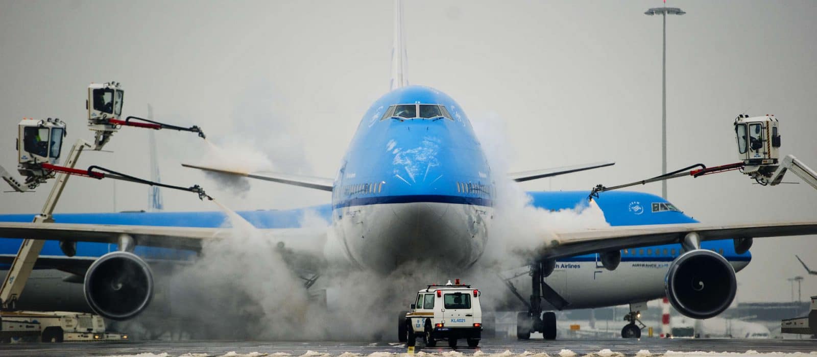 de-icing blue commercial airplane
