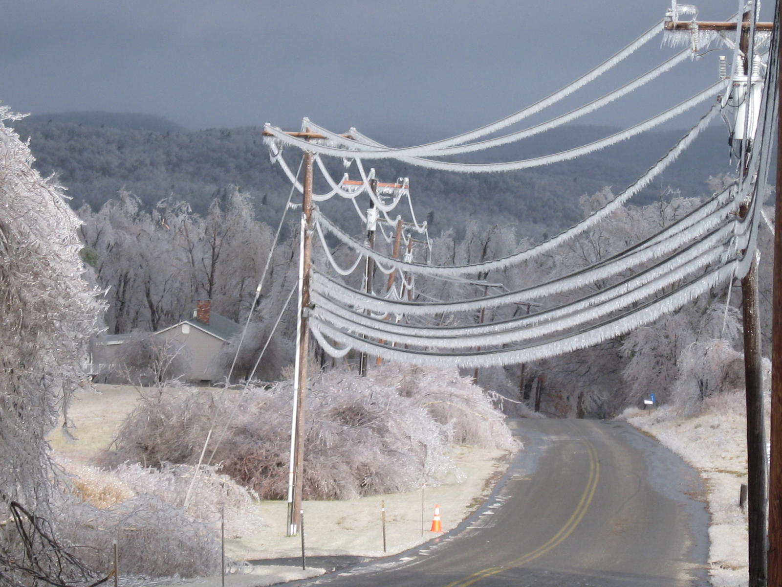 ice accumulation on power lines