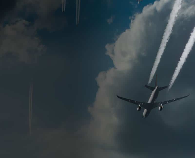 airplane high altitude with vapor trails high ice water forcecasts